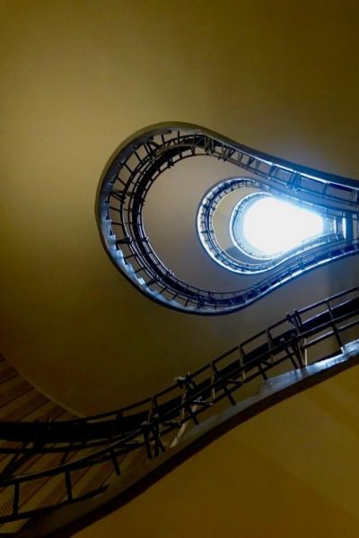 L’escalier de la Maison à la Vierge noire